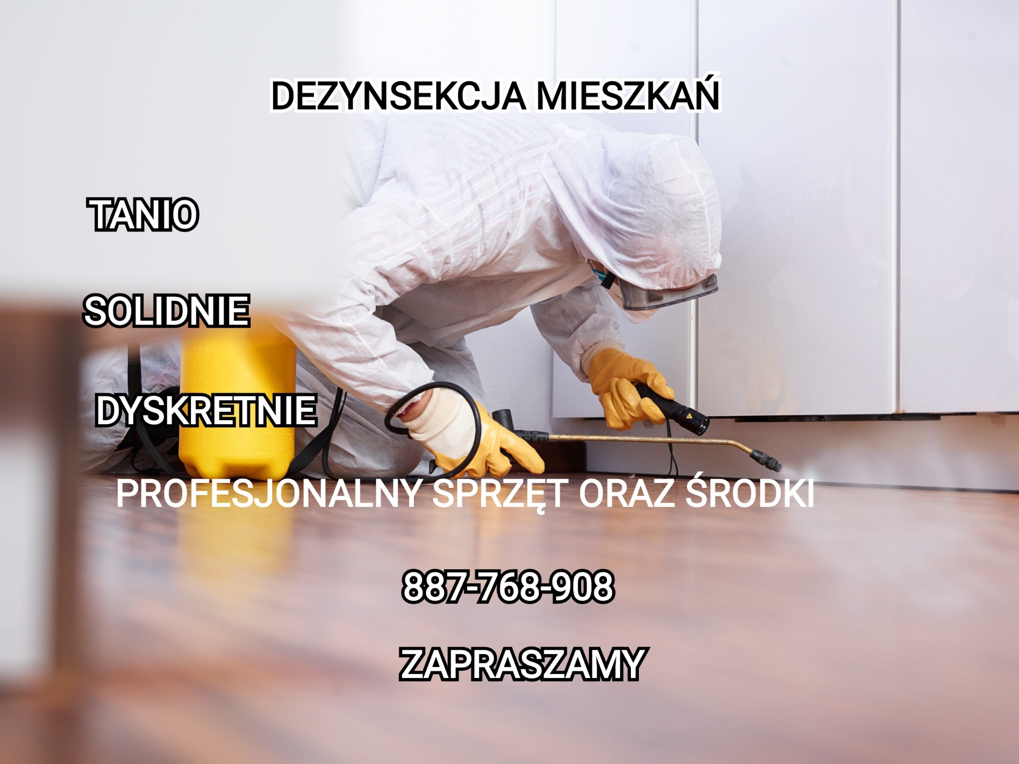 Osoba w kombinezonie ochronnym, rękawicach i masce opryskuje listwę przypodłogową za pomocą lancy z opryskiwaczem; w tle białe szafki i żółty zbiornik z opryskiwaczem. Na zdjęciu widoczny tekst...