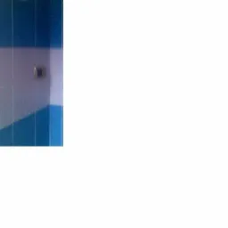 Fragment ściany wyłożonej biało-niebieską glazurą z widocznym gniazdkiem elektrycznym.