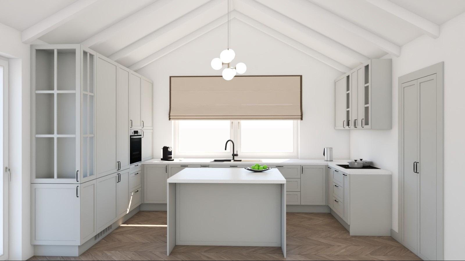 Jasna kuchnia w skandynawskim stylu z wyspą, drewnianą podłogą i oknem z roletą rzymską. Białe ściany i sufit ze skośnymi belkami. Minimalistyczne oświetlenie.