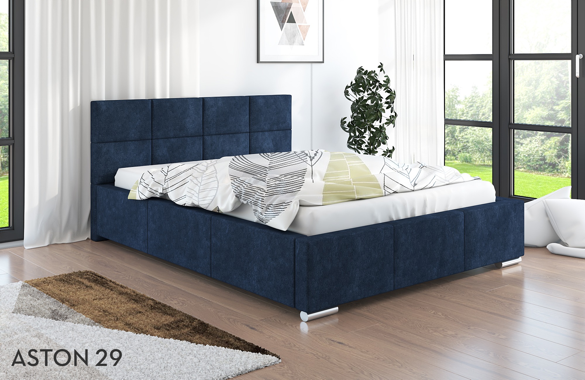 Tapicerowane łóżko w kolorze granatowym z pikowanym zagłówkiem, biała pościel w geometryczne wzory, okno z widokiem na zieleń, dywan w odcieniach brązu i bieli, napis 'ASTON 29' w lewym dolnym rogu.
