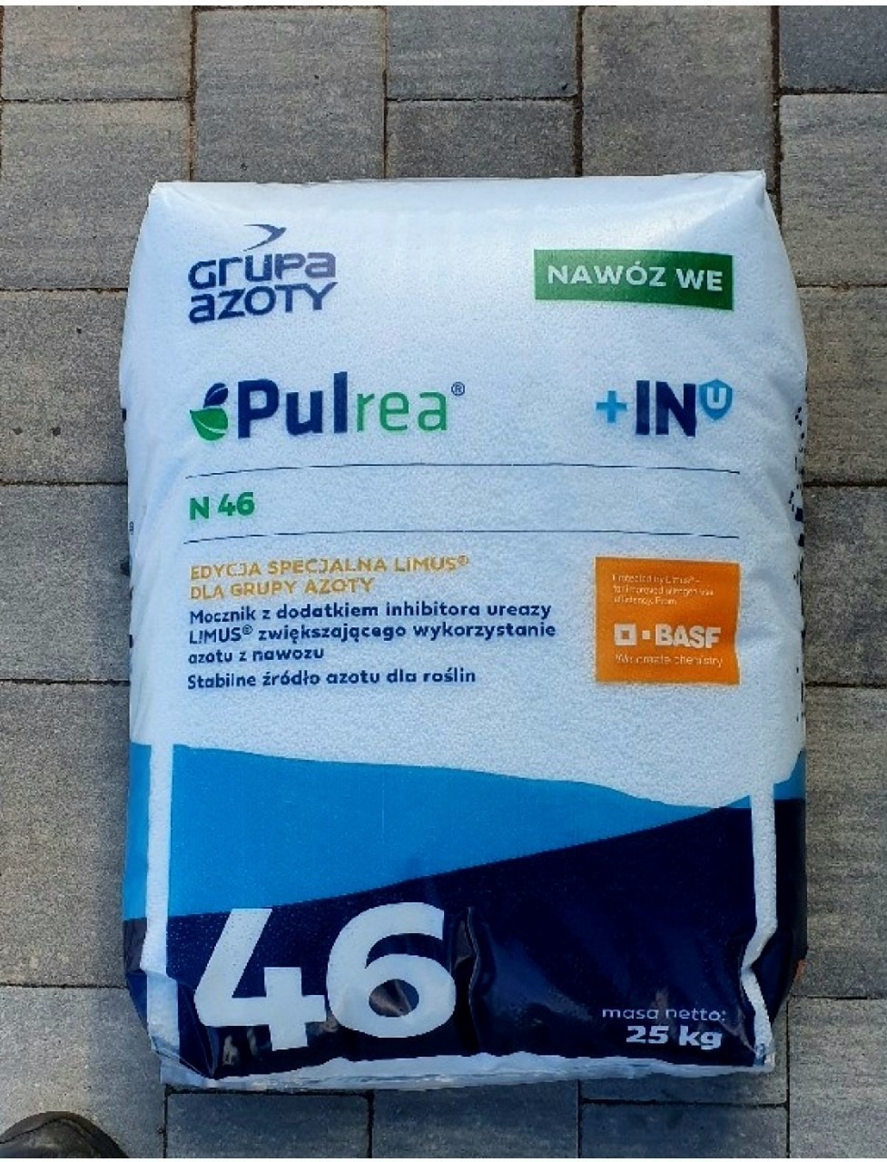 Worek z nawozem azotowym Pulrea N46 firmy Grupa Azoty, leżący na szarej kostce brukowej. Na worku widoczne logo producenta, oznaczenia produktu oraz informacja o zawartości mocznika z dodatkiem...
