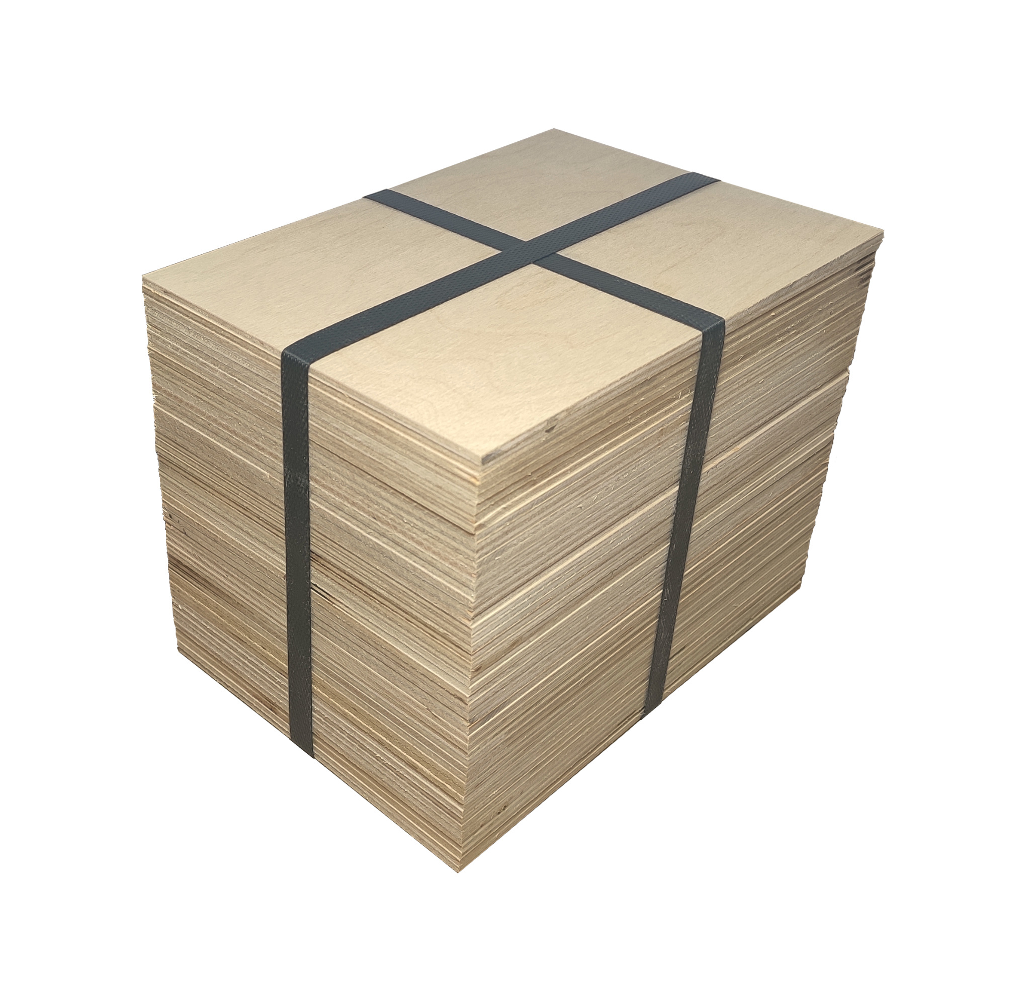 Stos arkuszy sklejki jasnego drewna, spięty dwiema czarnymi taśmami na krzyż, widok z góry.
