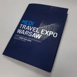Broszura informacyjna targów turystyki zdrowotnej Medi Travel Expo Warsaw 2020, z datą 24-26 kwietnia i miejscem PGE Narodowy w Warszawie, na ciemnoniebieskim tle z srebrnymi elementami graficznymi.