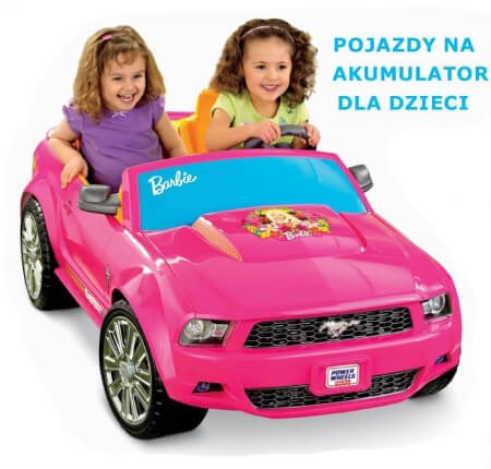 Dwie uśmiechnięte dziewczynki siedzą w różowym, dziecięcym samochodzie elektrycznym Barbie Mustang z chromowanymi felgami.
