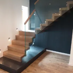 Schody dywanowe balustrada szklana