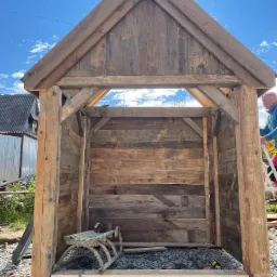 Pojemnik na kosz z starego drewna