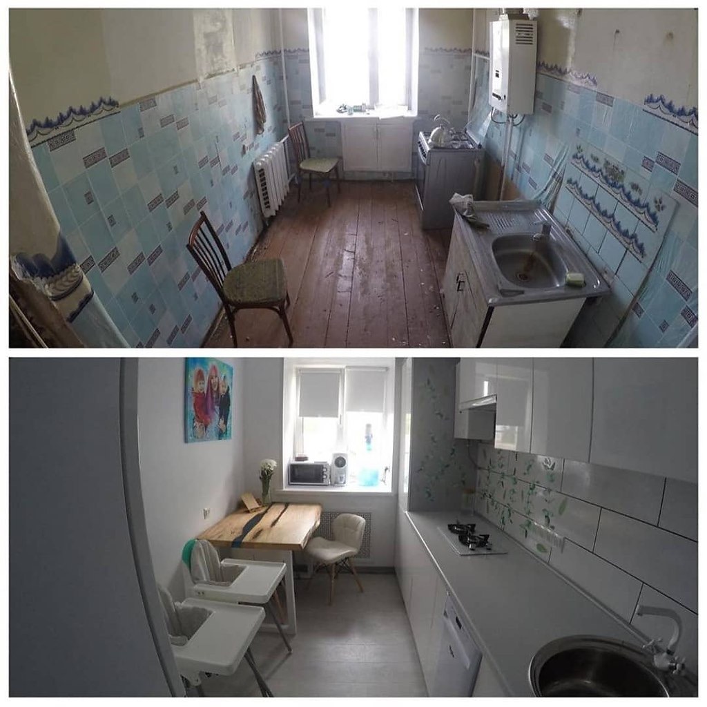 Zdjęcie przedstawia porównanie stanu kuchni przed i po remoncie. Górna część ukazuje starą kuchnię z niebieskimi płytkami, drewnianą podłogą i przestarzałym wyposażeniem. Dolna część prezentuje...