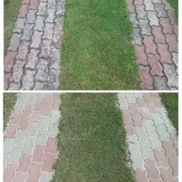 Porównanie kostki brukowej przed i po czyszczeniu: górna część zdjęcia przedstawia zabrudzoną kostkę, dolna - wyczyszczoną i zaimpregnowaną, z widocznym efektem hydrofobowym i świeżo zaspoinowaną...