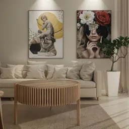 Jasny salon z sofą, okrągłym stolikiem z drewnianymi listwami, dwoma obrazami na ścianie i wysokimi, białymi zasłonami wpadającymi do pomieszczenia delikatnym światłem.