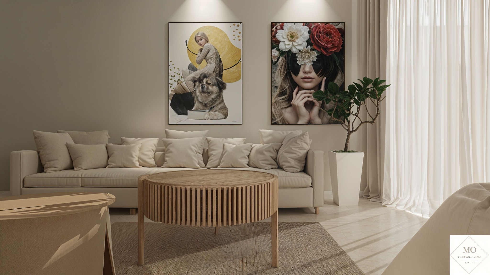 Jasny salon z sofą, okrągłym stolikiem z drewnianymi listwami, dwoma obrazami na ścianie i wysokimi, białymi zasłonami wpadającymi do pomieszczenia delikatnym światłem.