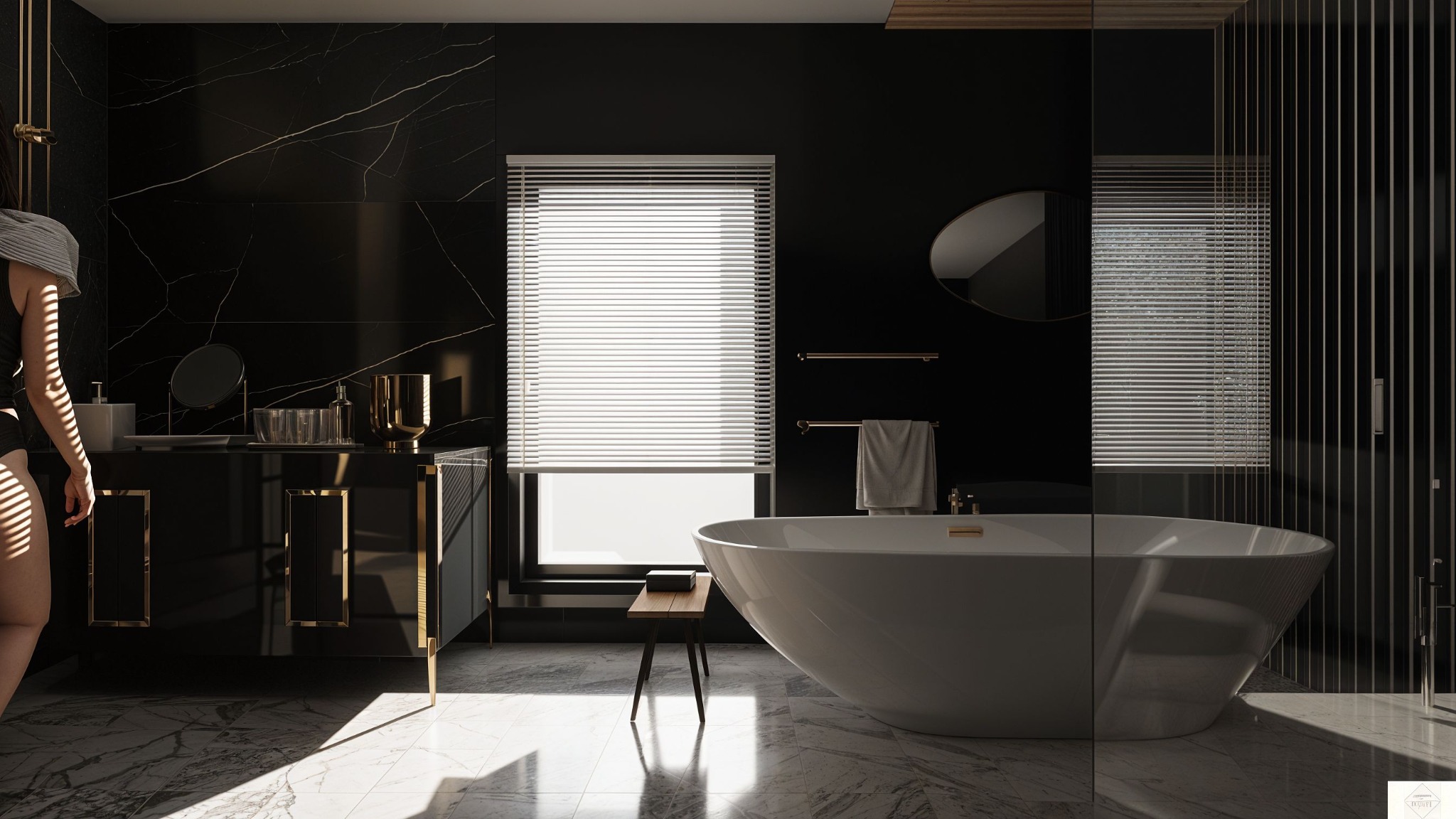 Elegancka, czarno-biała łazienka z marmurową posadzką, wolnostojącą wanną, czarną szafką z złotymi akcentami i oknem z żaluzjami, oświetlona promieniami słonecznymi padającymi przez okno.