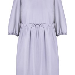 Kamil Dymnicki Kreatywny Fotograf - Prosta, liliowa sukienka z bufkami na ramionach i marszczeniem w talii, prezentowana na białym tle.