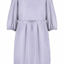 Prosta, liliowa sukienka z bufkami na ramionach i marszczeniem w talii, prezentowana na białym tle.