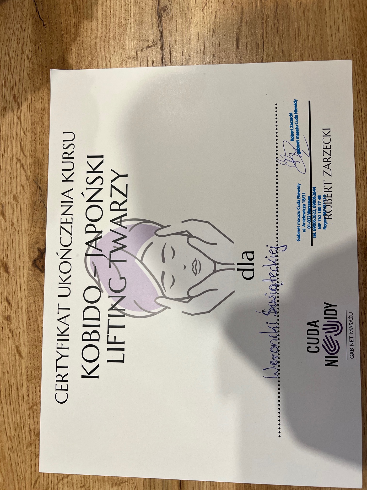 Certyfikat ukończenia kursu Kobido Japoński Lifting Twarzy, wystawiony dla Weroniki Świąteckiej przez Gabinet masażu Cuda Niewidy, podpisany przez Roberta Zarzeckiego.