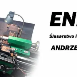 Zdjęcie prezentuje zieloną tokarkę z widocznym wyświetlaczem, oświetleniem i narzędziami, z logo firmy 'ENDRIU Ślusarstwo i Obróbka Skrawaniem ANDRZEJ KLICHOWSKI' po prawej stronie.