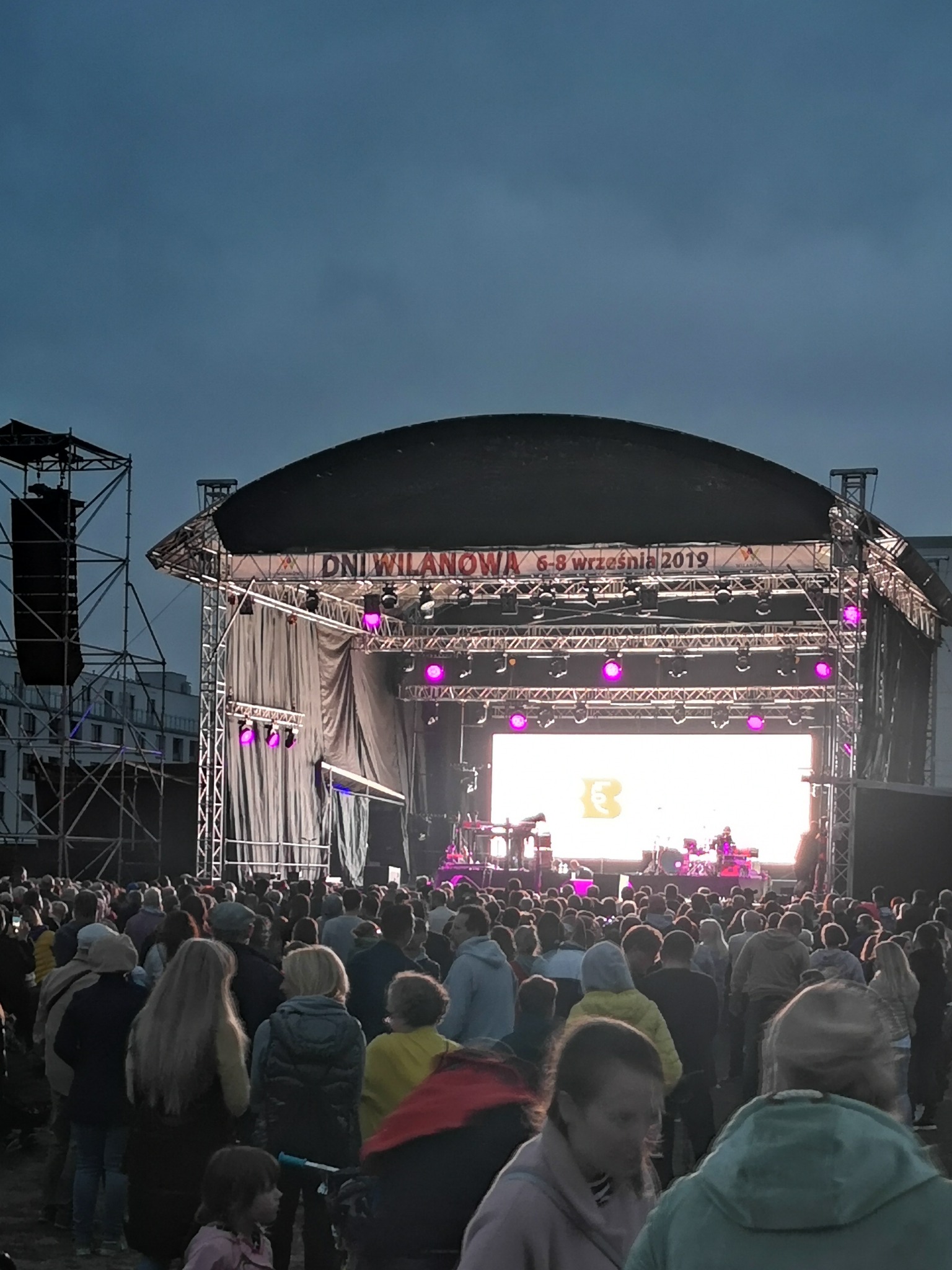 10 x 12 potężna scena wraz z wieżami pod nagłośnienie