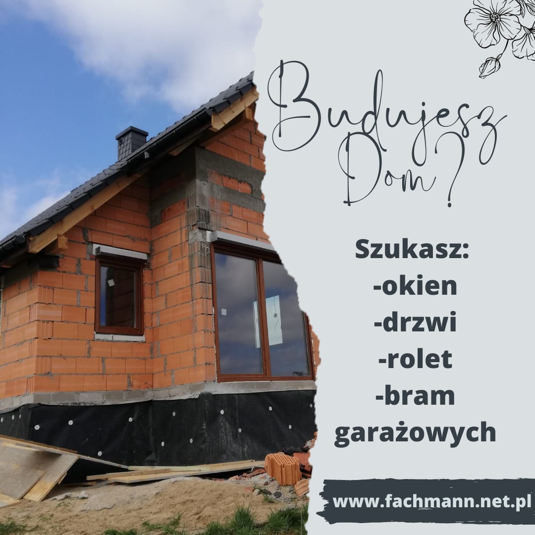 Dom w trakcie budowy z zamontowanymi oknami z brązowymi ramami i częściowo opuszczonymi roletami zewnętrznymi, widoczny mur z czerwonej cegły i czarna hydroizolacja fundamentów, nałożona grafika...