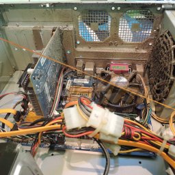wnętrze komputera stacjonarnego przed i po czyszczeniu