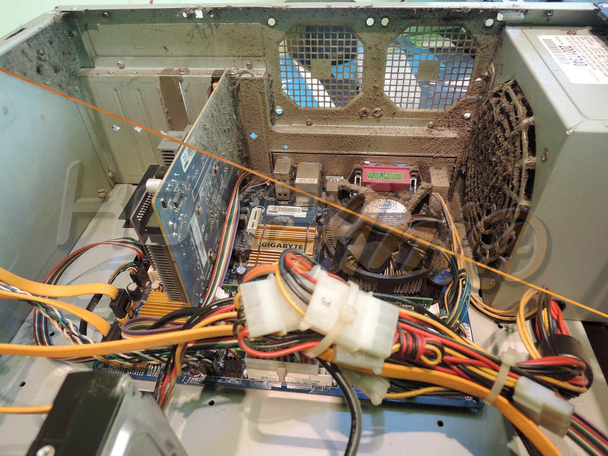 wnętrze komputera stacjonarnego przed i po czyszczeniu