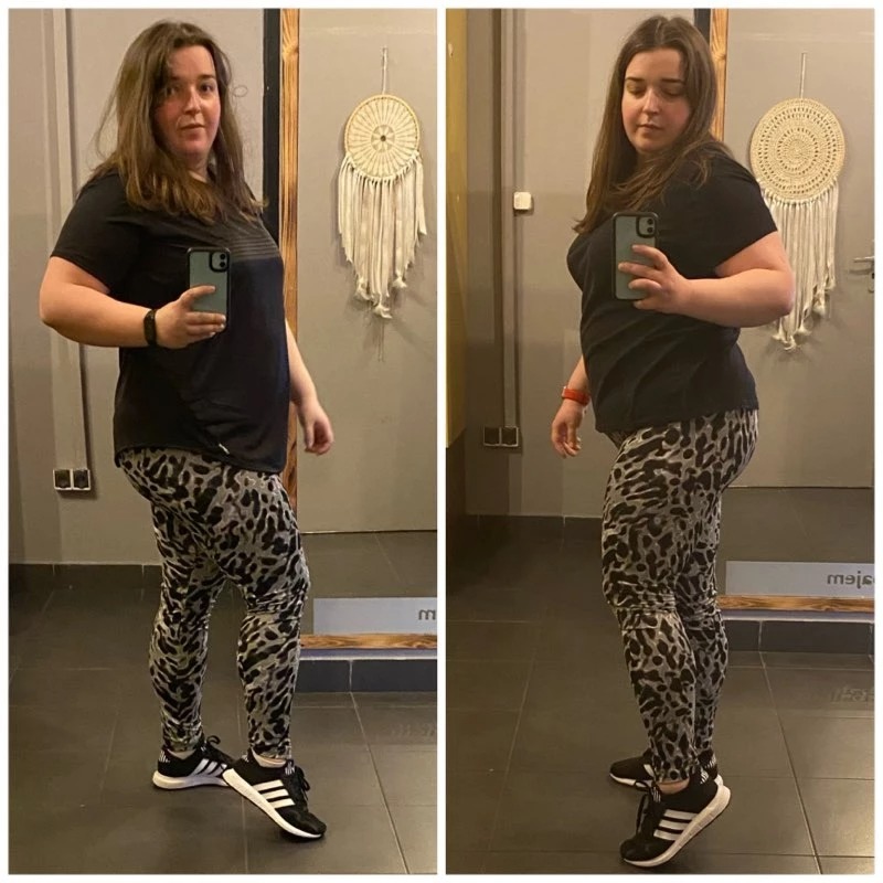 Kobieta wykonuje zdjęcia sylwetki w lustrze, prezentując efekty treningu personalnego i diety, ubrana w legginsy w panterkę i czarną koszulkę.