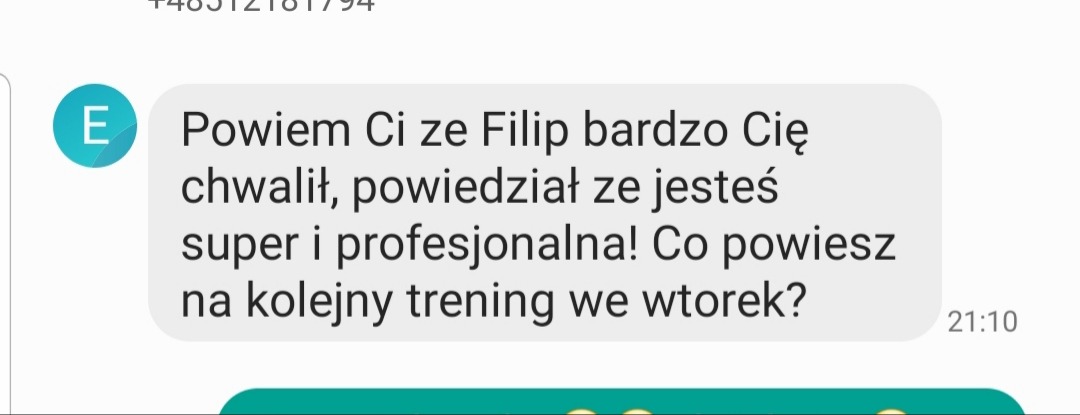 Zrzut ekranu wiadomości SMS z pozytywną opinią o trenerze i propozycją kolejnego treningu we wtorek.