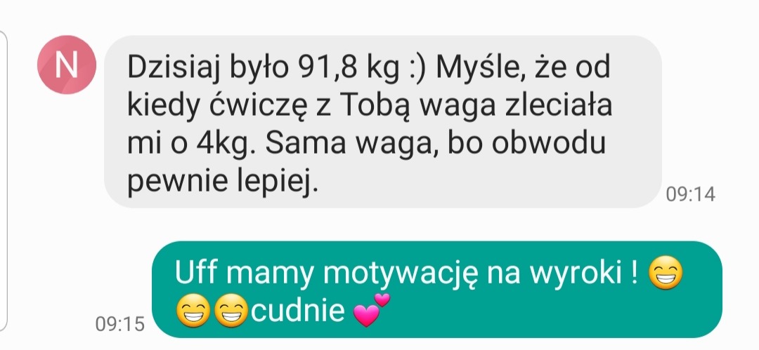 Zrzut ekranu z konwersacji tekstowej: Klient informuje o spadku wagi o 4kg po rozpoczęciu treningów, wyrażając zadowolenie z efektów.