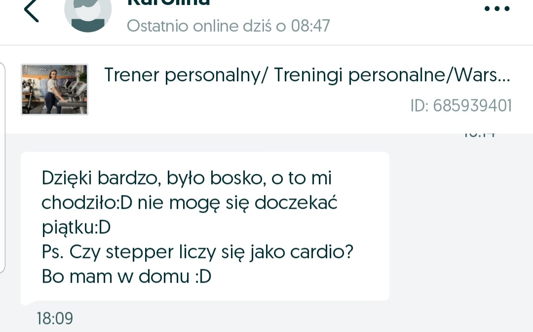 Zrzut ekranu komunikatora z wiadomością od zadowolonego klienta po treningu, w tle widoczna kobieta na bieżni w siłowni.