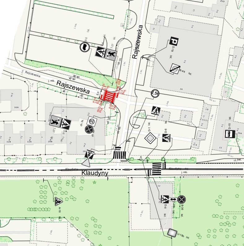 Plan sytuacyjny skrzyżowania ulic Rajszewska i Klaudyny z zaznaczonymi przejściami dla pieszych, znakami drogowymi i numeracją budynków.
