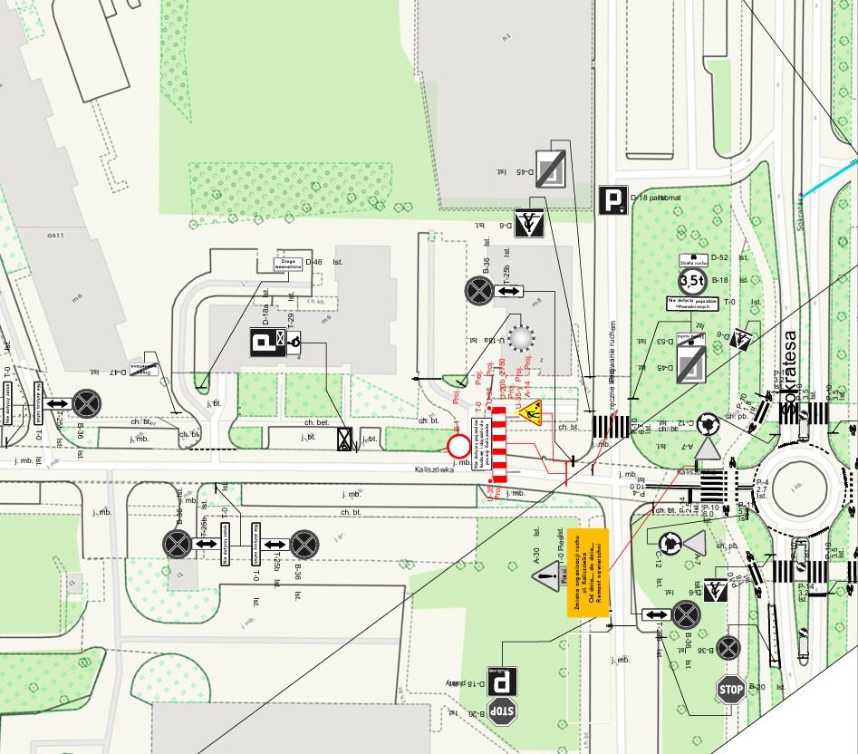 Plan sytuacyjny z naniesionymi znakami drogowymi i oznaczeniami infrastruktury drogowej, prezentujący projekt organizacji ruchu.