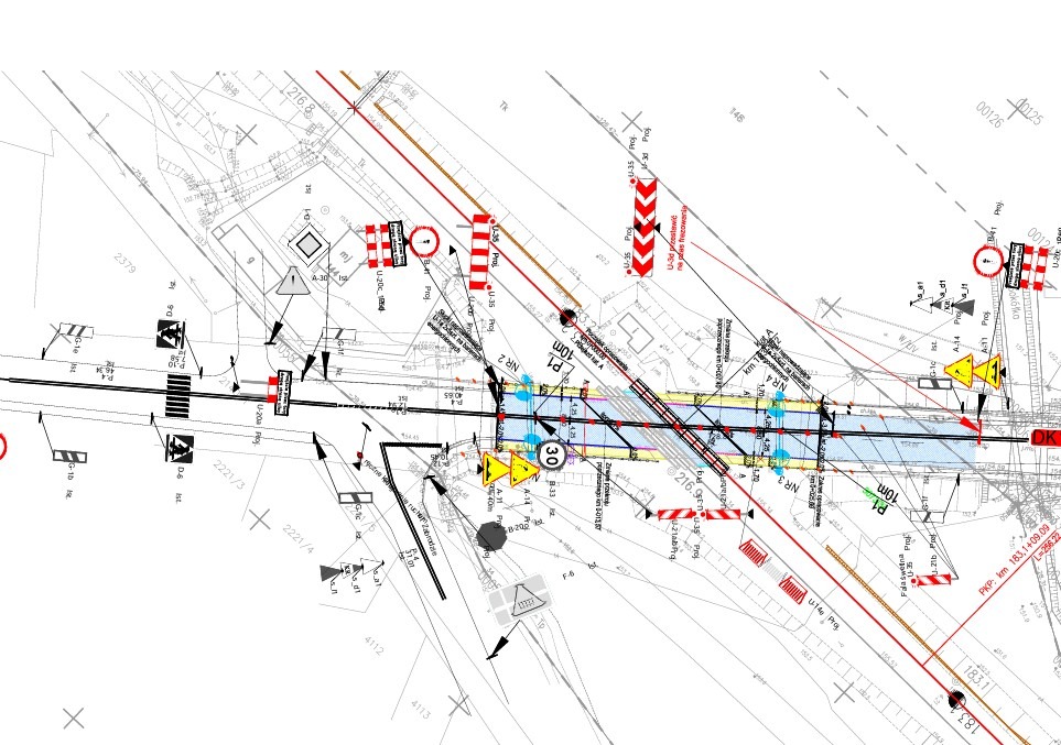 Plan sytuacyjny drogi z naniesionymi znakami drogowymi, przekrojem poprzecznym i oznaczeniami inżynieryjnymi.