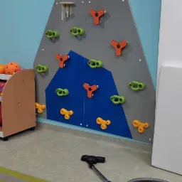 Montaż ścianki wspinaczkowej