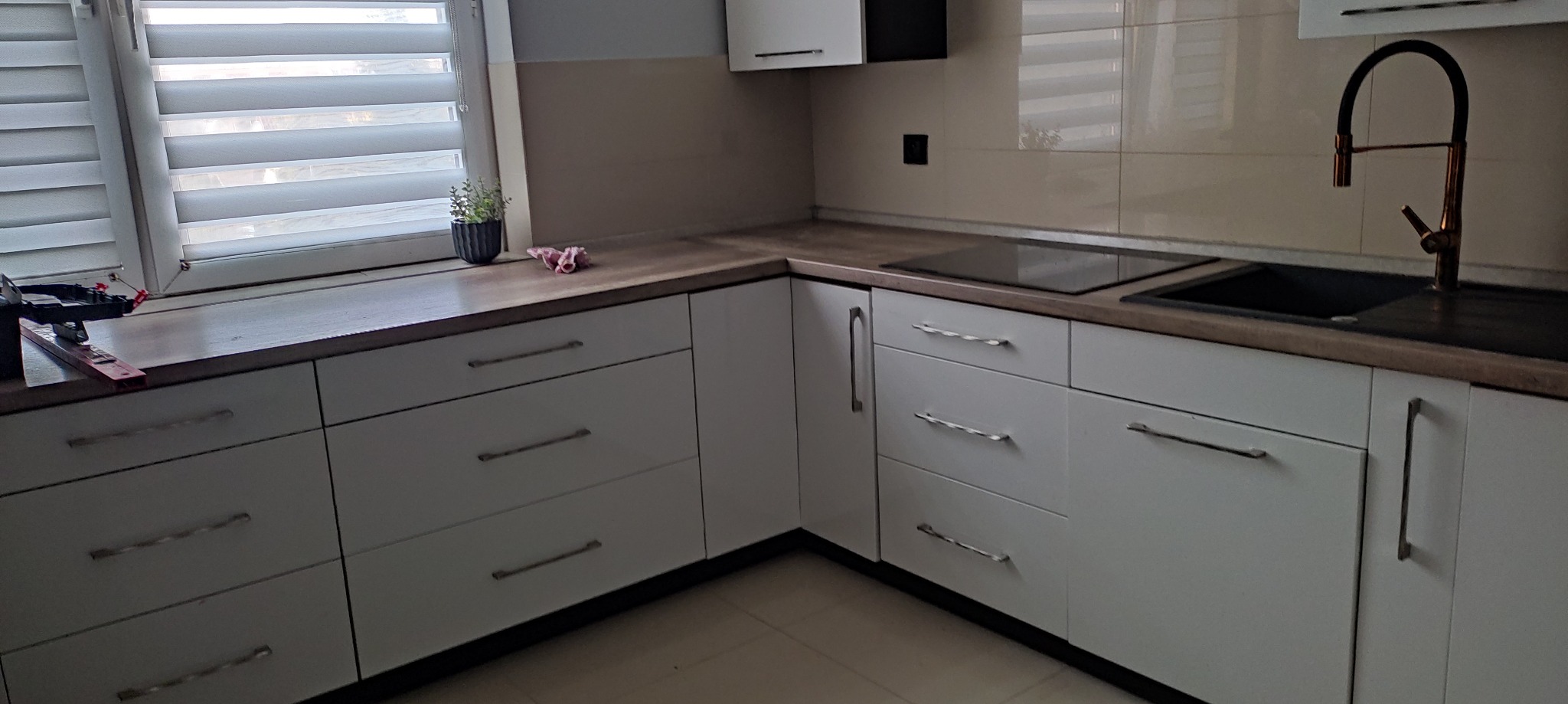 Montaż blatu kuchennego wraz ze sprzętem AGD