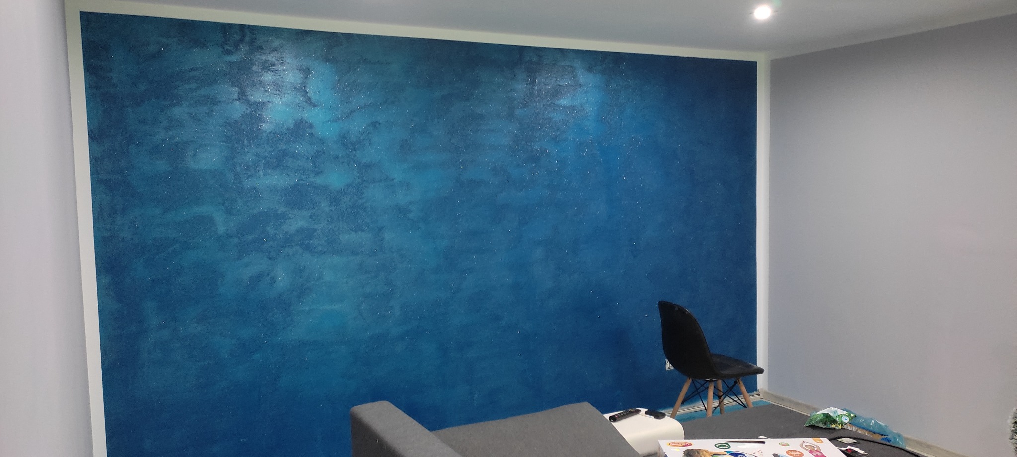 Ściana wykonana farba z efektem struktury