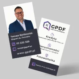 Dwie wizytówki firmy GPDF leżące na białym tle. Jedna wizytówka zawiera zdjęcie uśmiechniętego mężczyzny w okularach i niebieskiej marynarce, a także dane kontaktowe. Druga wizytówka zawiera logo...