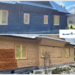 Porównanie elewacji drewnianego domu przed i po piaskowaniu: od ciemnego, zabrudzonego drewna do jasnego, odnowionego wyglądu z zabezpieczonymi oknami folią.