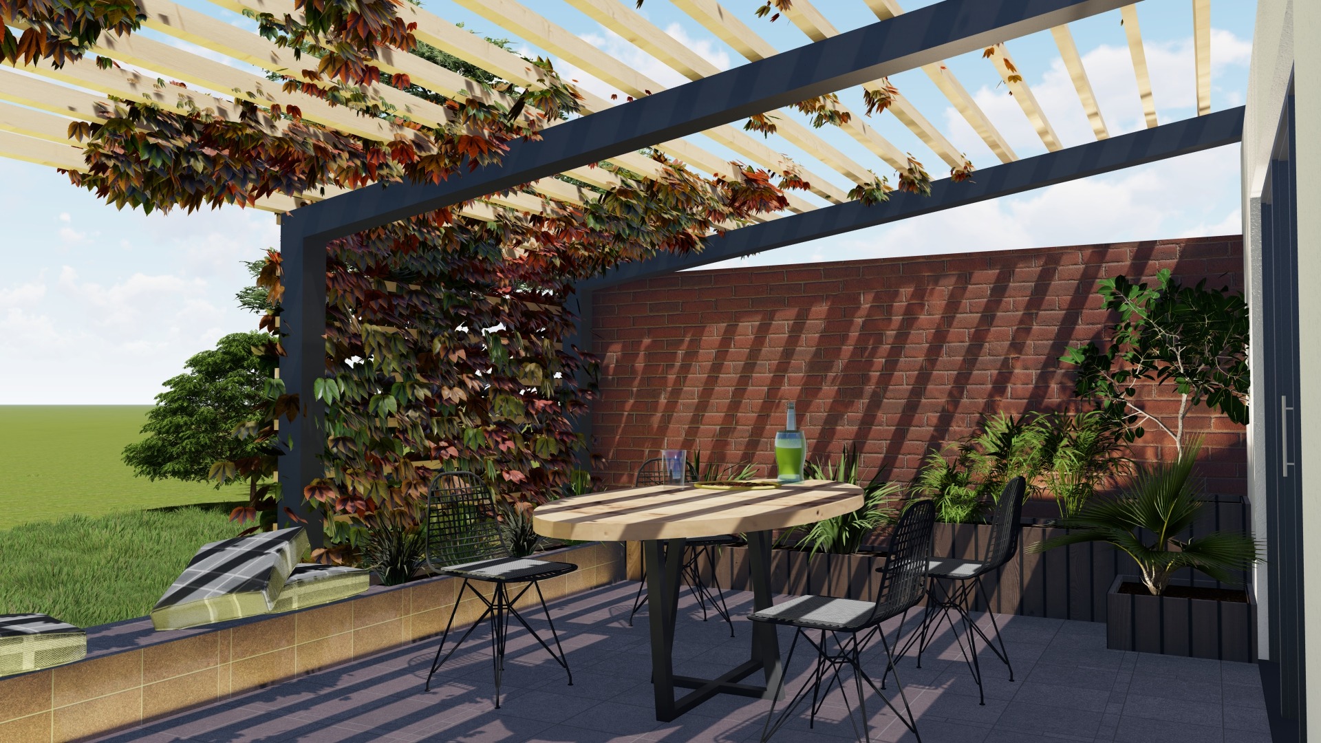 Pergola z drewnianymi belkami, zacieniona przez pnącza, oświetla stół z krzesłami na patio z ceglaną ścianą w tle.