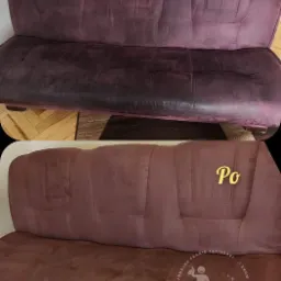 Zdjęcie 'przed' i 'po' prezentujące brudną i wyczyszczoną, brązową kanapę z welurową tapicerką, z widocznym logo firmy czyszczącej w prawym dolnym rogu.