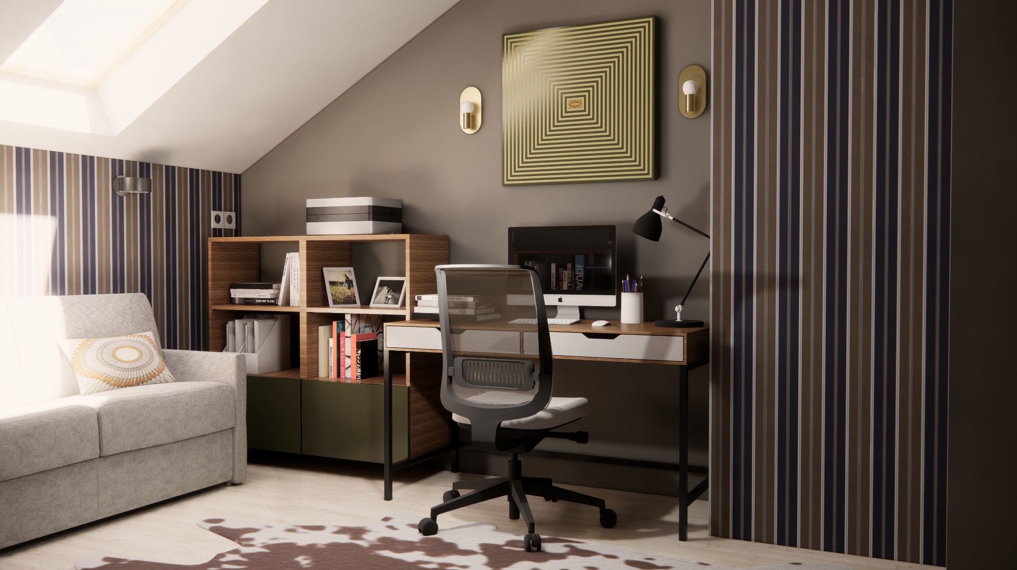 Pokój na poddaszu z biurkiem, komputerem iMac, krzesłem obrotowym, regałem z książkami, sofą i wzorzystą tapetą w pionowe pasy.