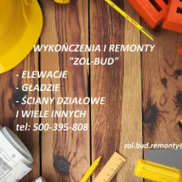 Kompozycja na drewnianym tle z narzędziami budowlanymi, kaskiem, cegłami, poziomnicą i zwiniętymi planami architektonicznymi, promująca usługi wykończeniowe i remontowe firmy z Nasielska o nazwie...