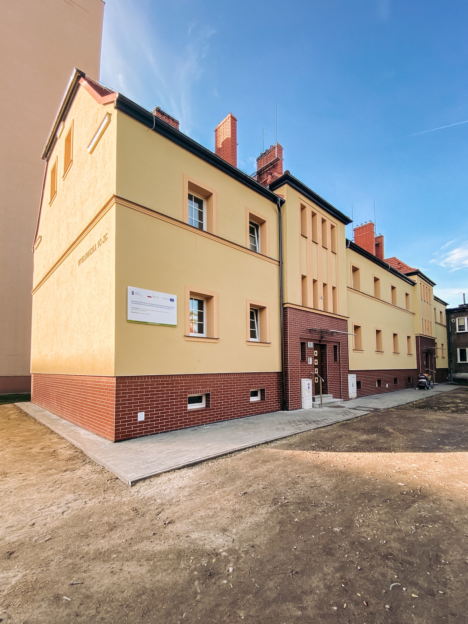 Kompleksowe wykonanie elewacji kamienicy w Raciborzu.