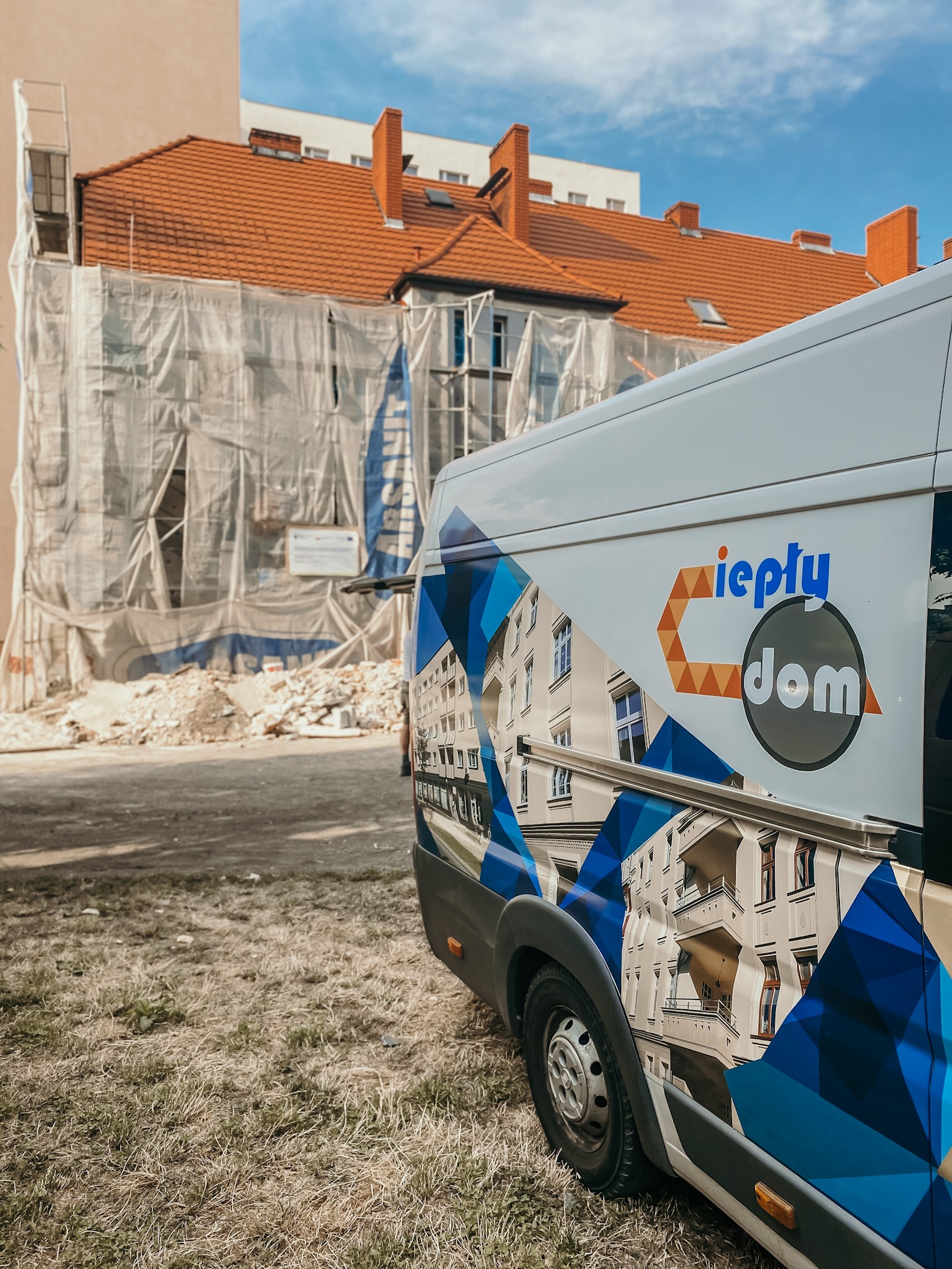 Kamienica w Raciborzu w trakcie wykonywanych prac elewacyjnych.