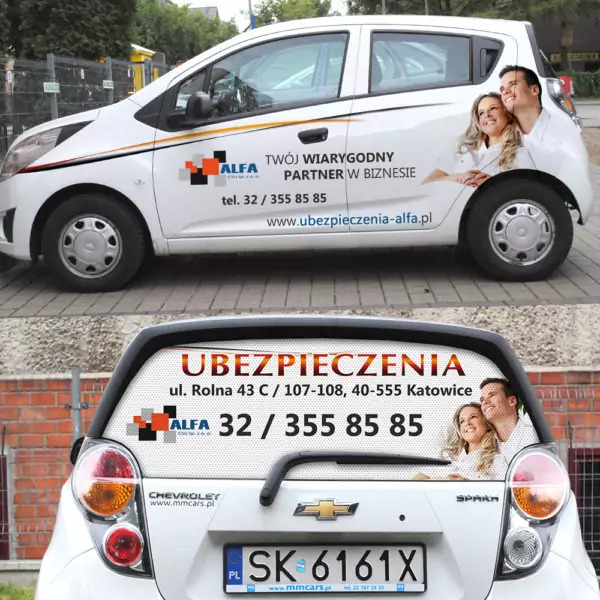 Biały samochód Chevrolet Spark z reklamą firmy ubezpieczeniowej Alfa na boku i tyle, prezentujący logo, dane kontaktowe i uśmiechniętą parę.
