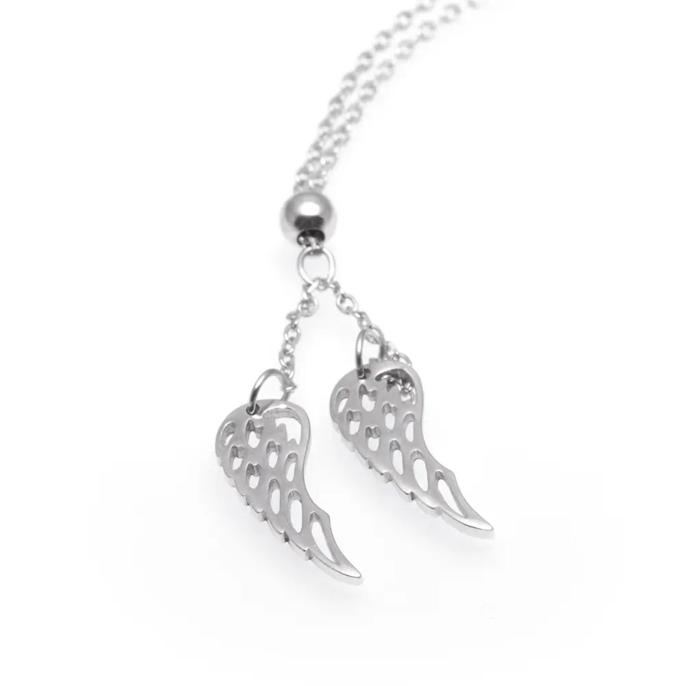 Delikatny srebrny naszyjnik z dwoma ażurowymi zawieszkami w kształcie skrzydeł anioła, łańcuszek z regulowanym zapięciem.