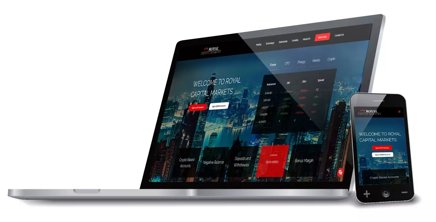 Laptop i smartfon wyświetlają stronę internetową platformy do handlu kryptowalutami Royal Capital Markets z widokiem na panoramę miasta w tle.