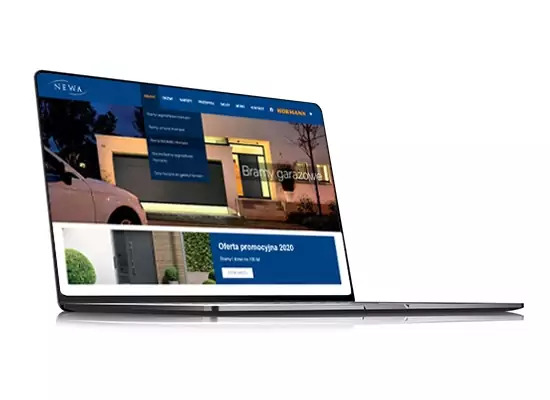 Laptop wyświetla stronę internetową firmy oferującej bramy garażowe NEWA i HORMANN, z widocznym menu, zdjęciem bramy i ofertą promocyjną 2020.