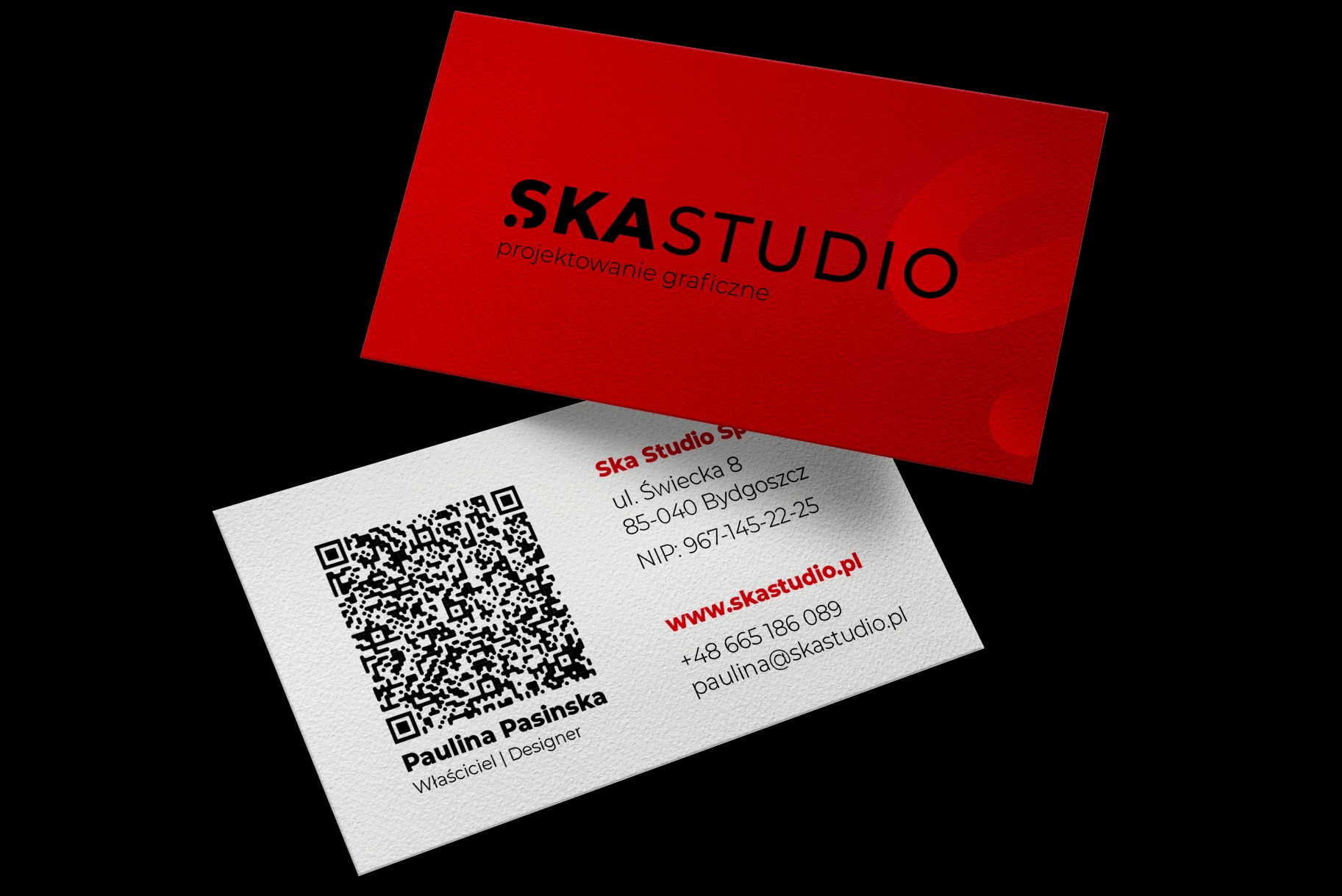 Dwie wizytówki Ska Studio: jedna czerwona z logo i hasłem 'projektowanie graficzne', druga biała z danymi kontaktowymi, adresem, QR kodem i imieniem właściciela.