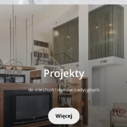 Salon w stylu tradycyjnym z drewnianą zabudową telewizyjną, wzorzystym dywanem i schodami w tle.