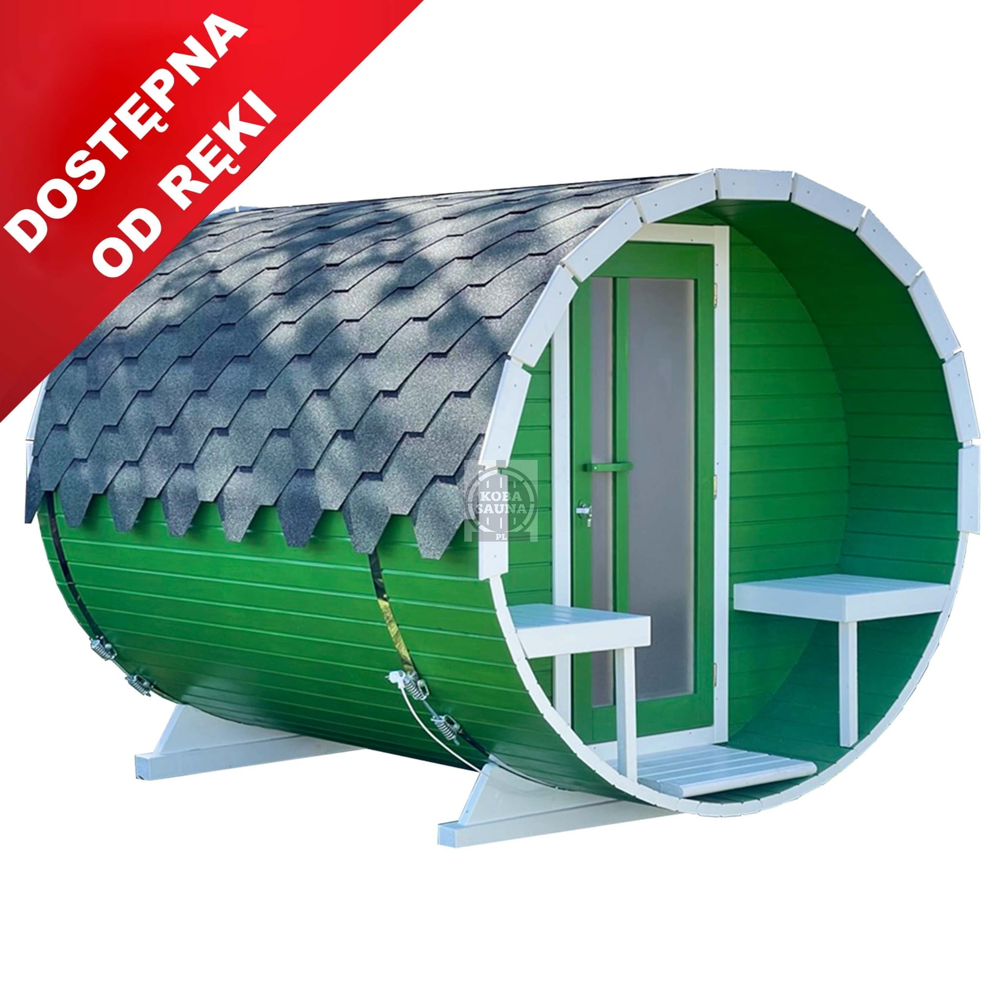 Gotowa, zielona, beczkowa konstrukcja z szarym dachem gontowym, z białymi elementami wykończeniowymi i logo producenta, dostępna od ręki.