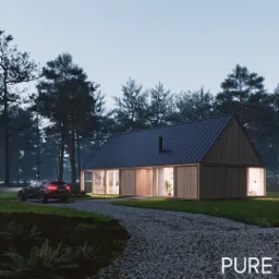 Nowoczesny dom jednorodzinny z ciemnym dachem i jasną elewacją z drewna, duże okna oświetlone od wewnątrz, samochód zaparkowany na żwirowej drodze, otoczony lasem.