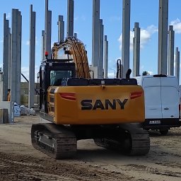 SANY SY215C /23,5 t/ na budowie w Koszalinie.